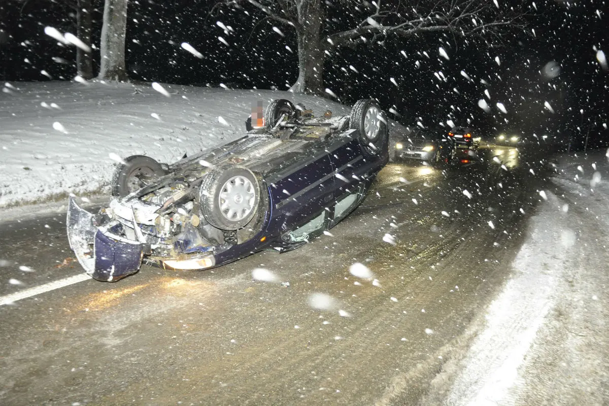 Seewen SO - Mit Sommerpneus im Schnee verunfallt