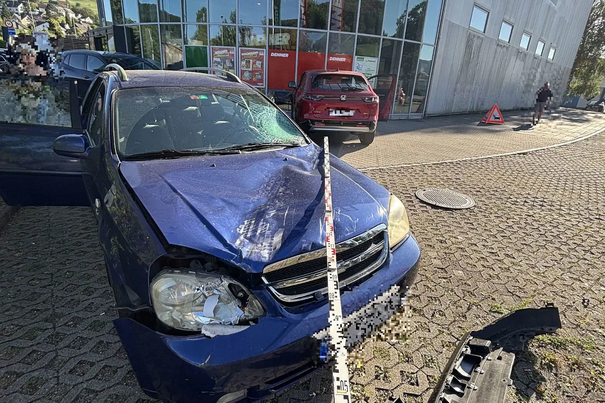 Sissach BL – Lenker prallt in Geschäft