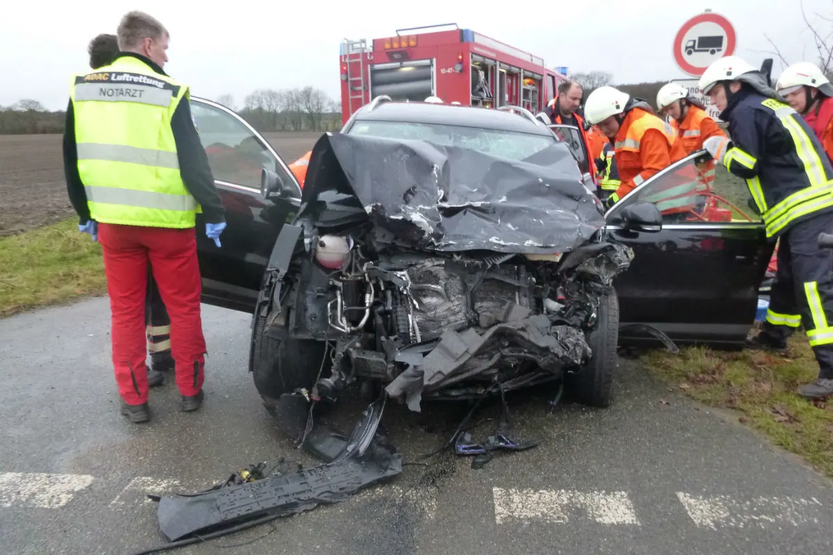Embsen - Beide Fahrer nach Frontalkollision eingeklemmt
