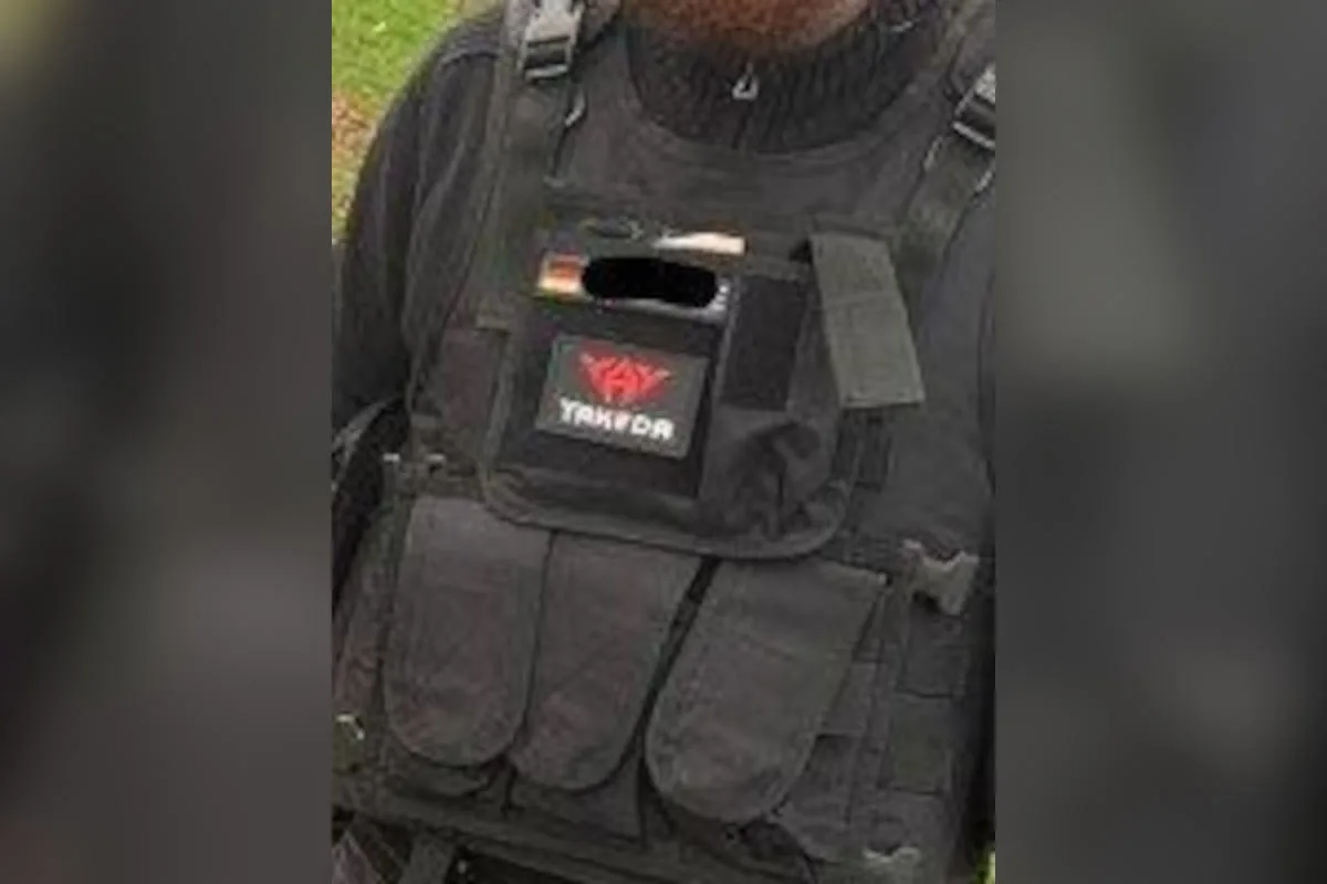 Schwerin –  In Militärverkleidung und bewaffnet in der Altstadt unterwegs