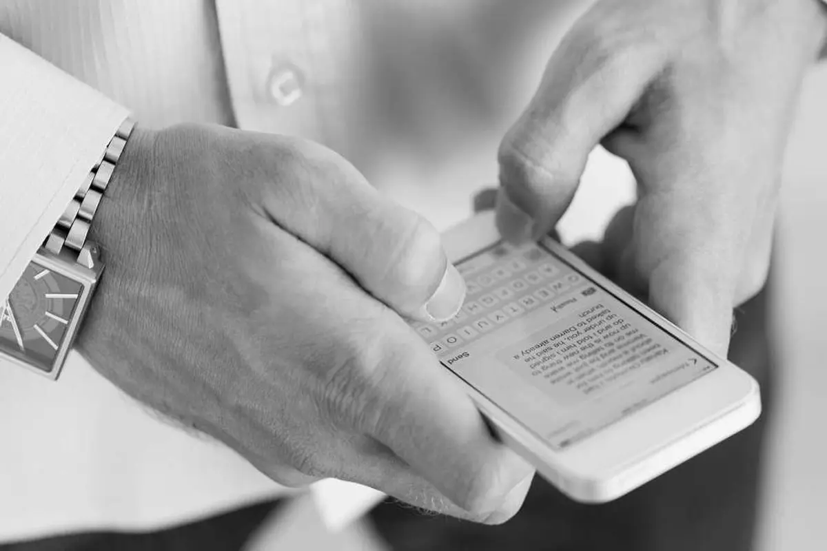 Fiese Abzocke! Die Polizei warnt vor diesem SMS - Betrug