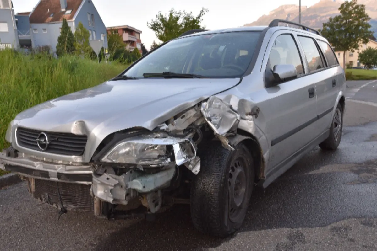 Fahrunfähig in Schaan FL Unfall gebaut - Inselschutzpfosten fliegt beim Aufprall 30 Meter weit weg!