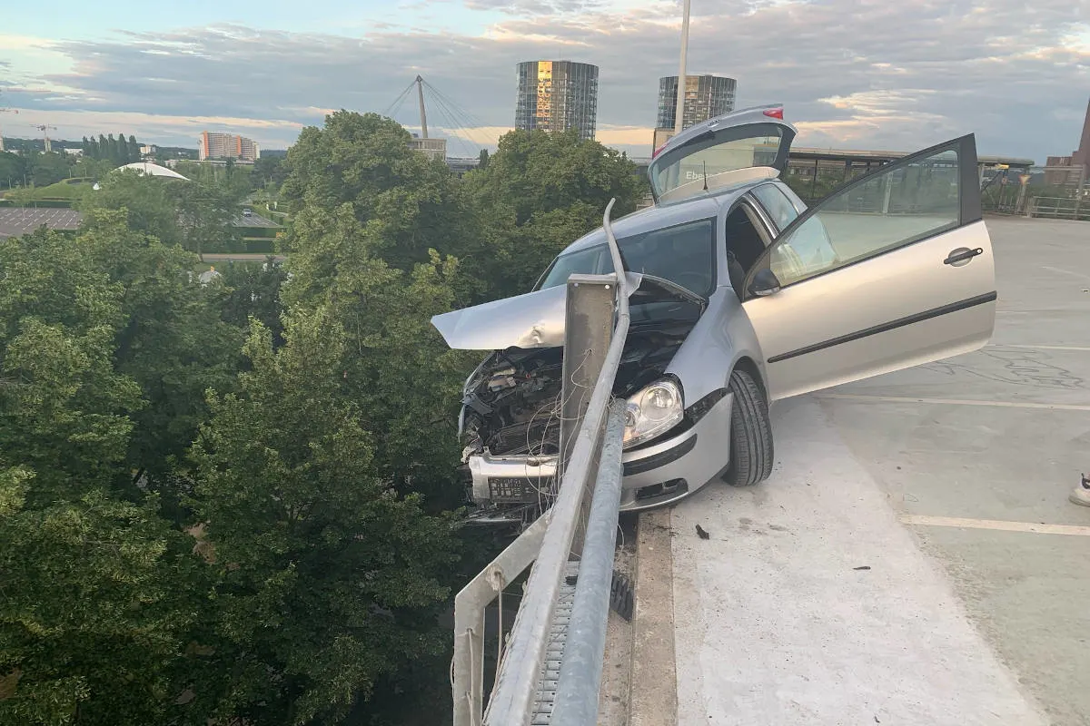 Wolfsburg – Fahrzeugdrift endet im Geländer