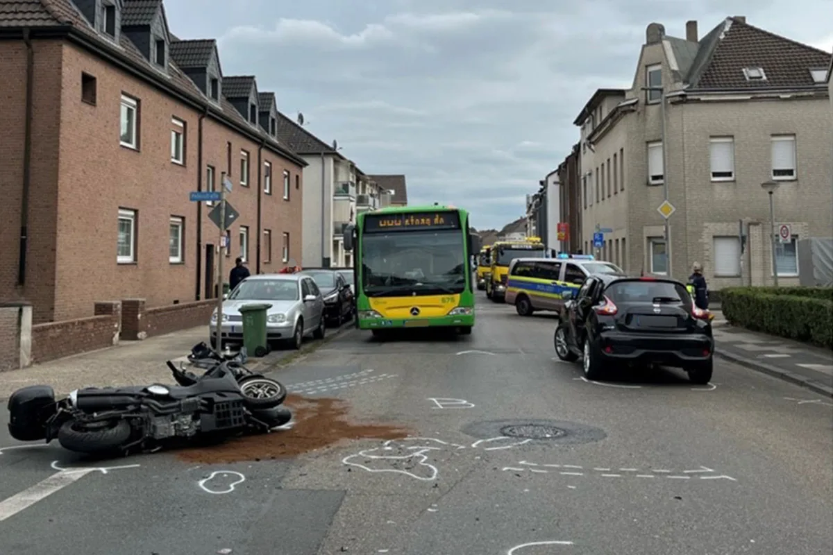 Oberhausen NW – Motorradfahrer bei Unfall mit Pkw verletzt