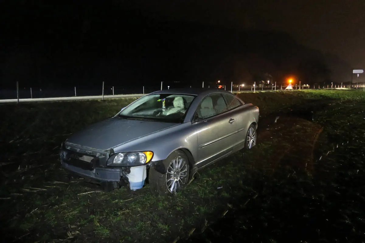 Netstal GL – In Fussraum gefallene Zigarette löst Unfall aus