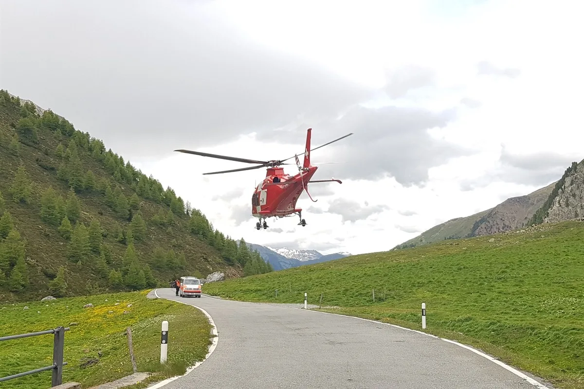 Sta. Maria Val Müstair GR - 73-jähriger Motorradfahrer stürzt Böschung hinunter