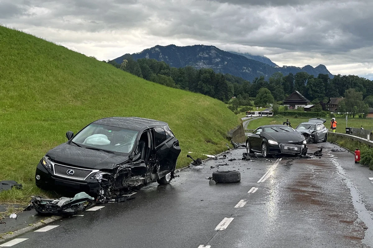 Greppen LU - Heftiger Unfall fordert mehrere Verletzte 