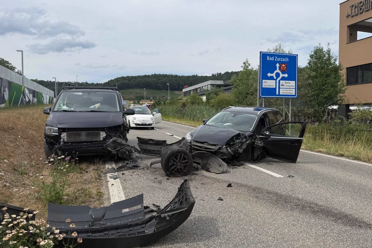 Zwei stark beschädigte Autos stehen nach einer Kollision versetzt auf einer Straße bei Bad Zurzach. Trümmerteile liegen verstreut.