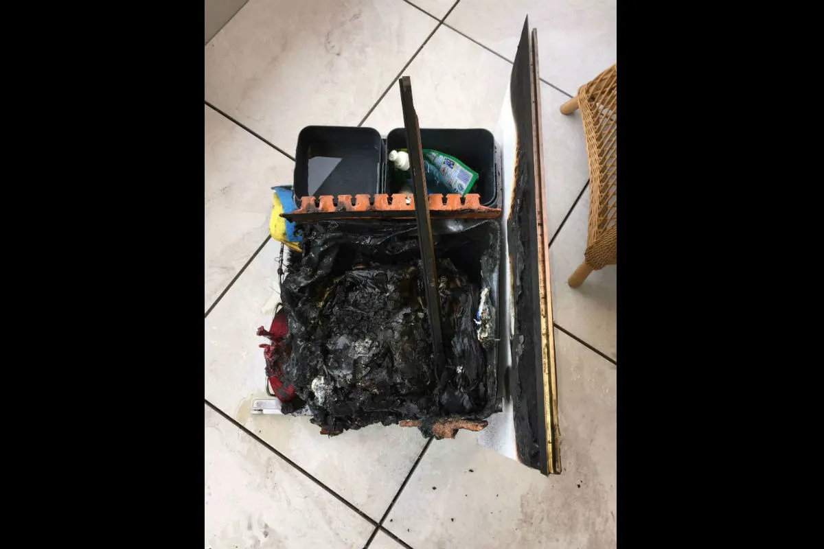 Heerbrugg SG - Abfalleimer fängt Feuer