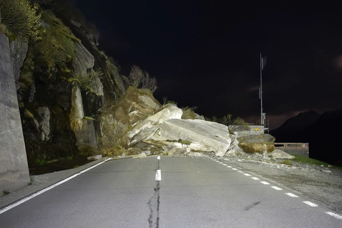 Lukmanierpass GR - Felssturz verschüttet Strasse