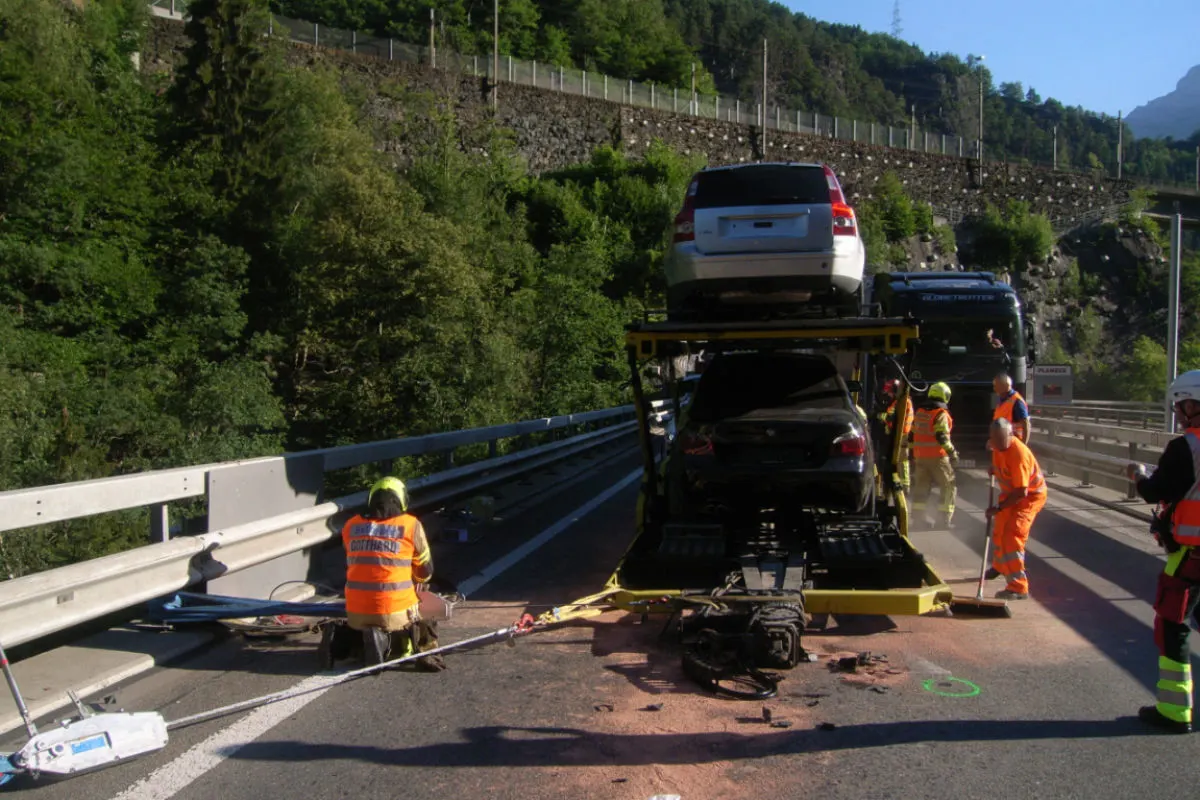 Silenen / Gurtnellen UR -  Autotransporter verliert Anhänger – niemand verletzt