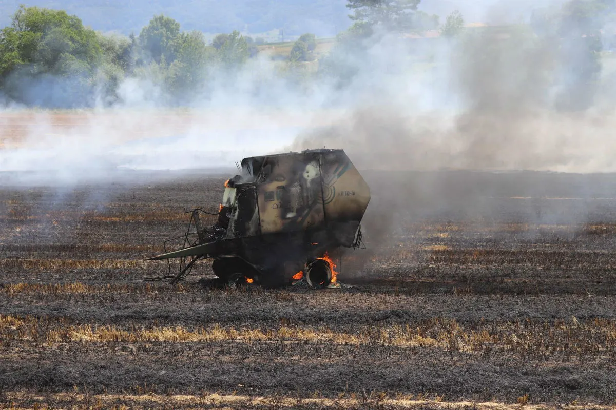 Laufen BL - Strohballenpresse und Feld geraten in Brand