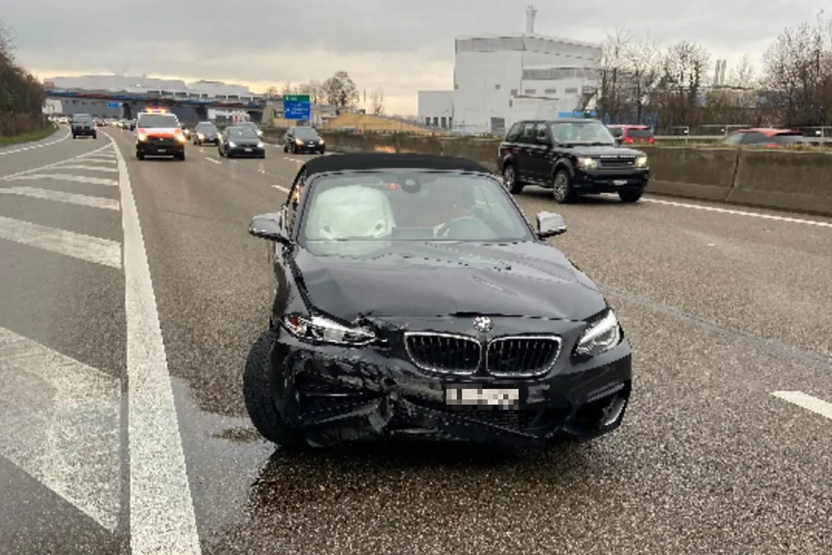 Gefährlicher Spurwechsel (A2) in Pratteln BL - BMW-Lenkerin weicht einem roten Fahrzeug aus und verunfallt!