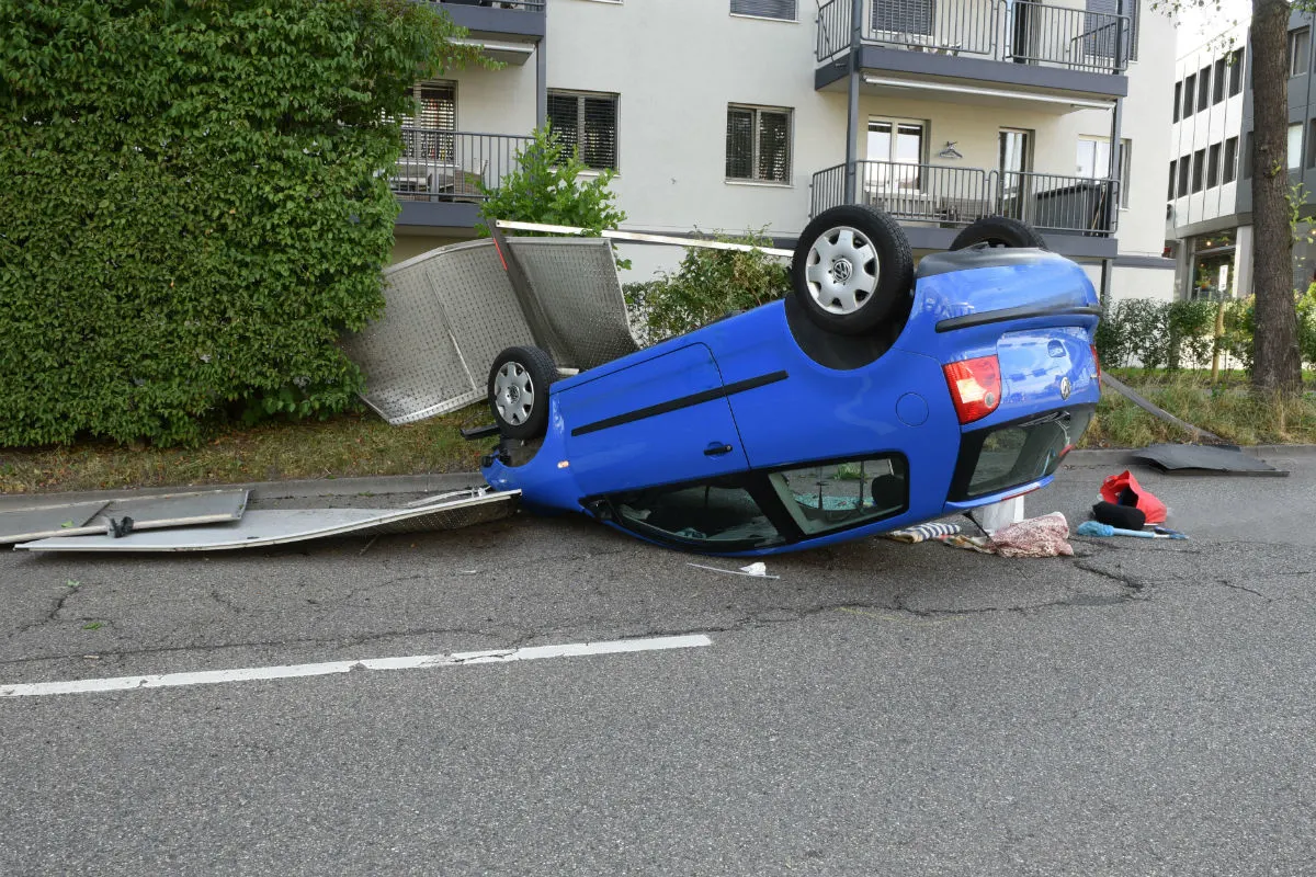 Emmenbrücke LU - Fahrzeuglenker bei Selbstunfall verletzt