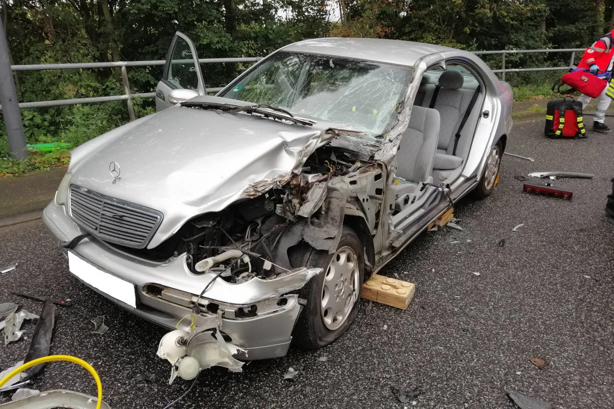 Verkehrsunfall zwischen Lkw und Pkw