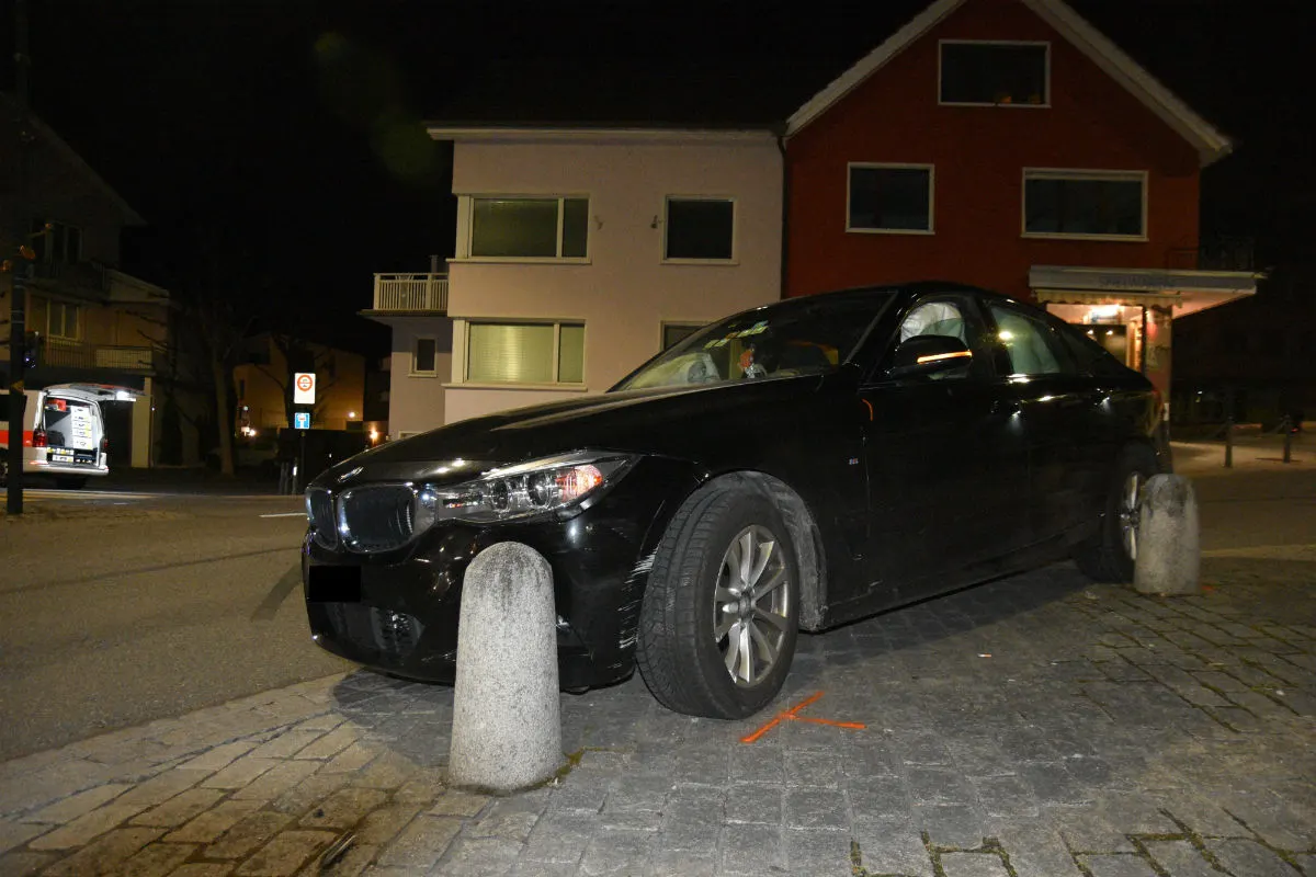 Vaduz FL - Im Kreisel mit Betonpfosten kollidiert