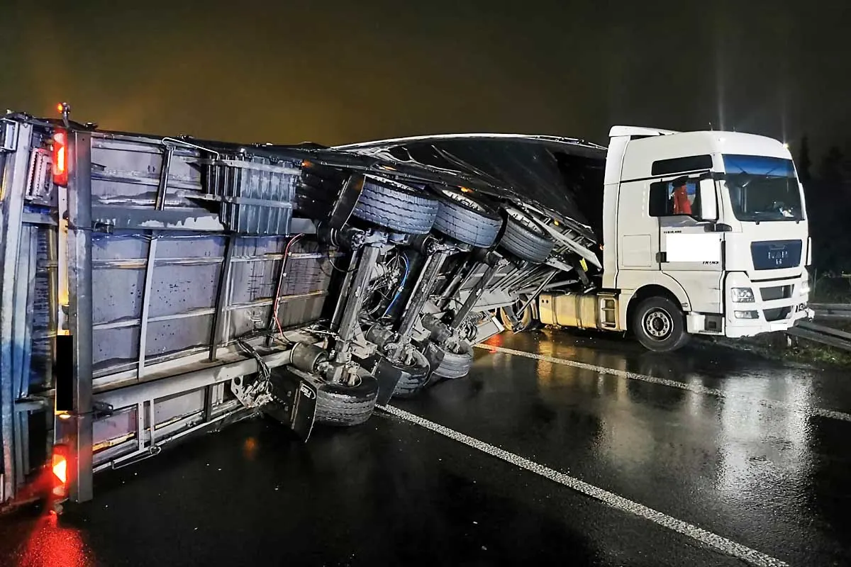 A1 Wuppertal - Sattelschlepper umgekippt