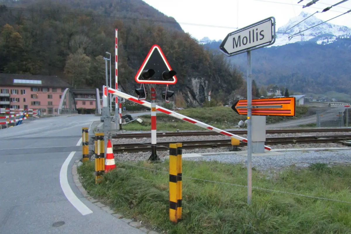 Näfels GL - Sattelschlepper reisst Bahnschranke ab
