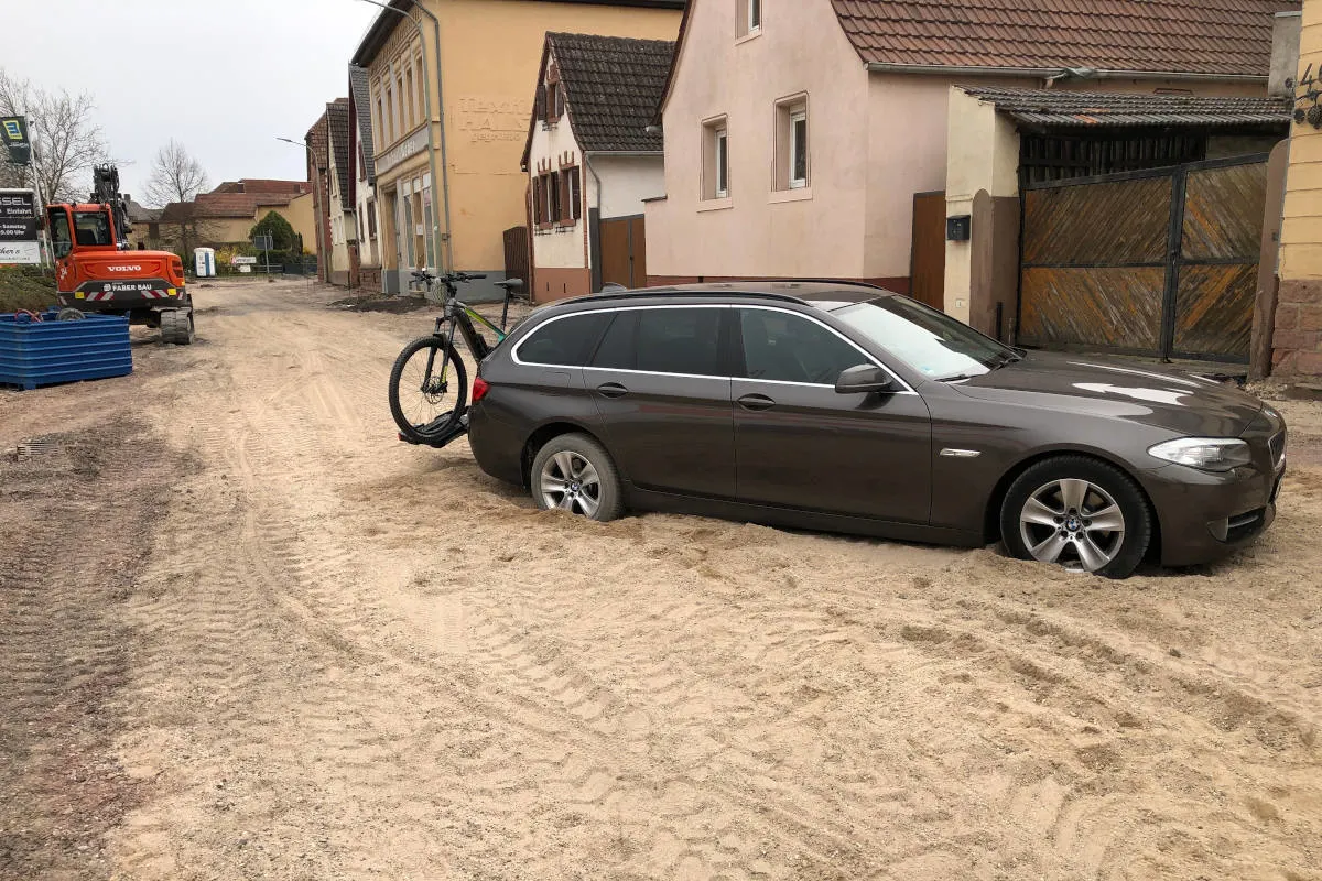 Edesheim – Mit BMW in Baustelle steckengeblieben