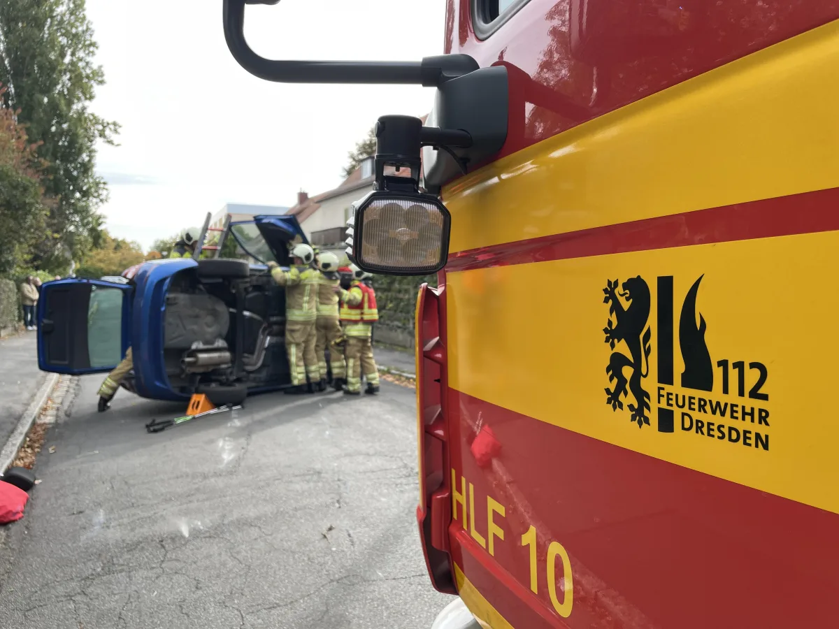 Dresden-Zschertnitz – PKW liegt nach Verkehrsunfall auf der Seite
