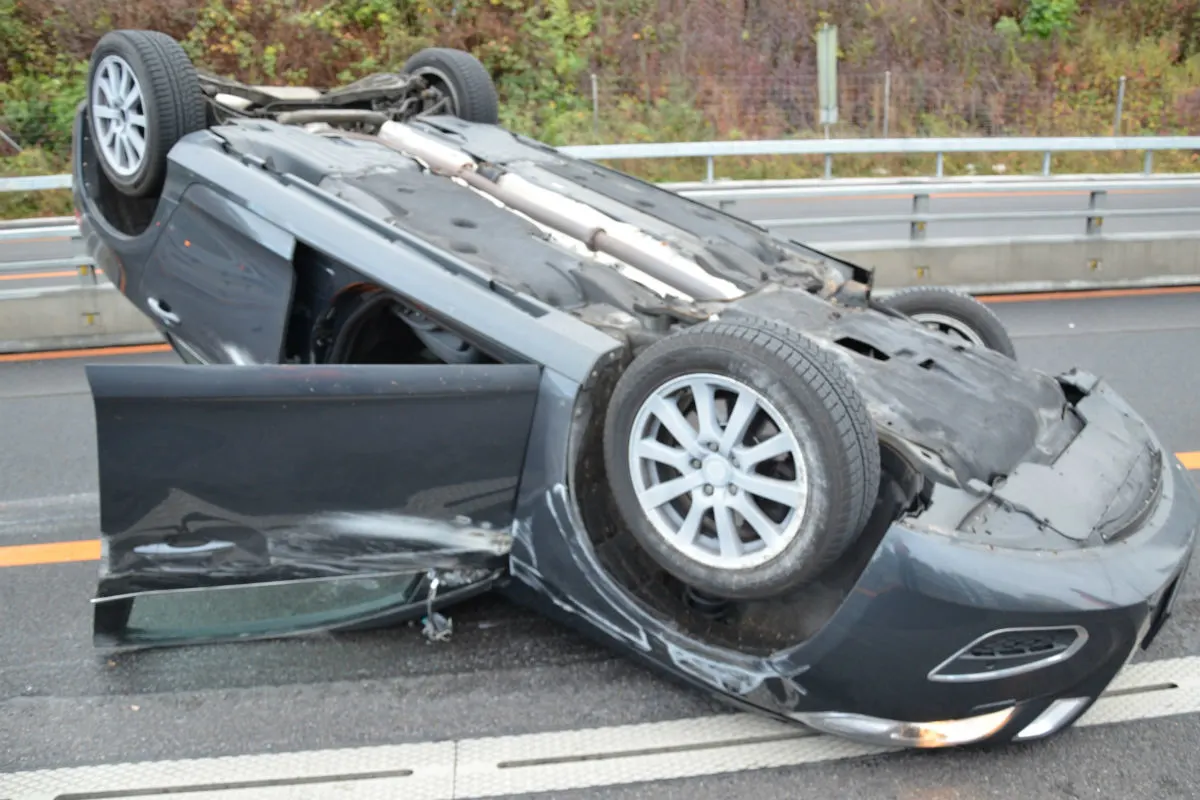 A18/Muttenz BL - Auto landet auf dem Dach