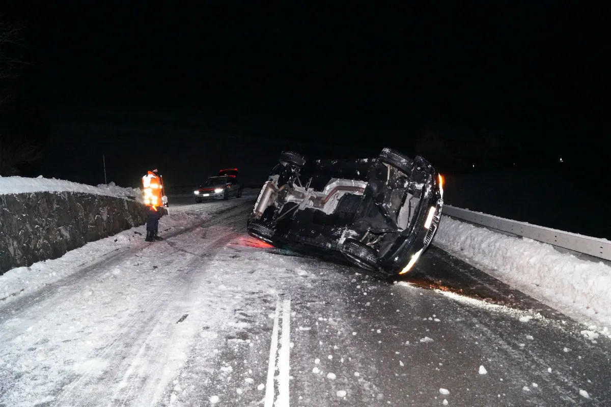 Menzingen ZG - Junge Autofahrerin auf schneebedeckter Strasse verunfallt