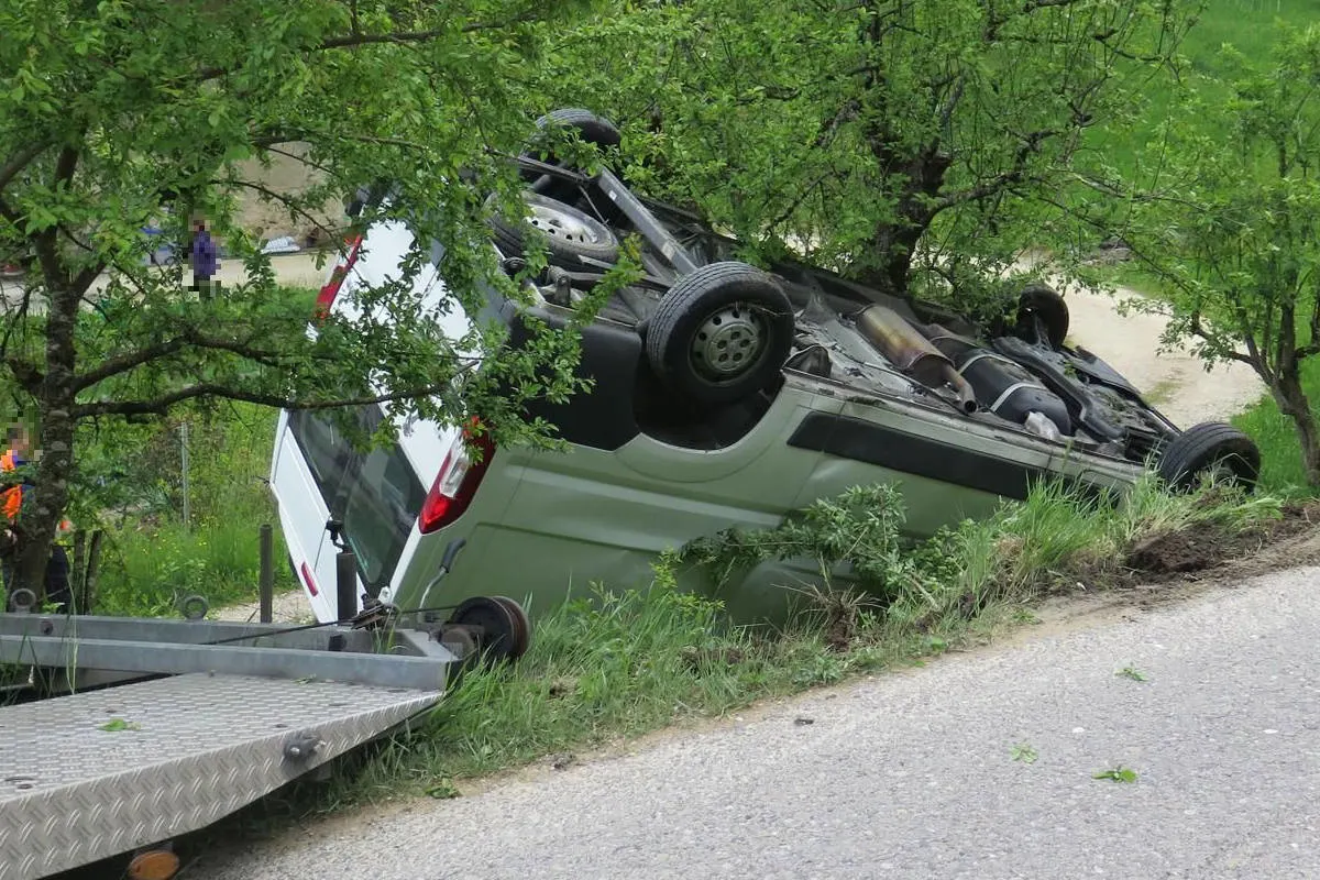 Dittingen BL - Fahrzeuglenker verursacht Selbstunfall