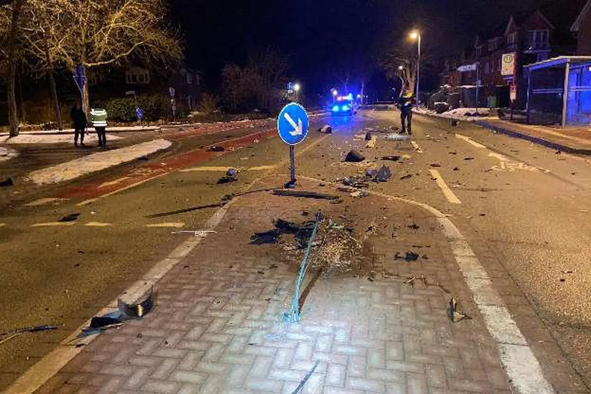 Buxtehude – Fahrer rammt Ampel und begeht Unfallflucht