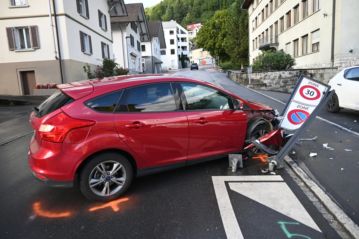 Unfall in Vaduz FL - Kollision mit einem Strassenverkehrszeichen
