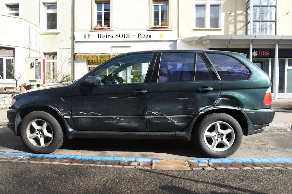 Fahrerflucht in Basel – Parkiertes Fahrzeug massiv beschädigt