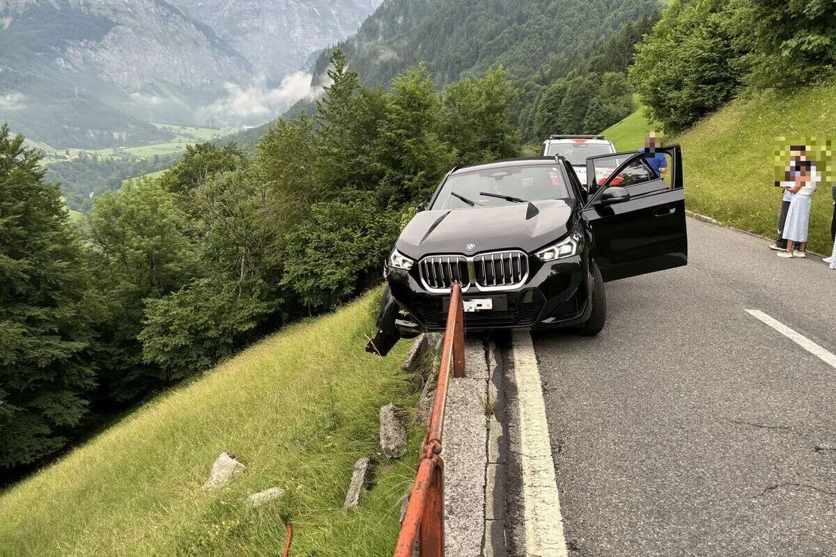 Linthal GL – Auto gerät bei Unfall auf Stützmauer