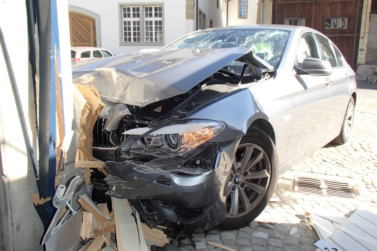 Zofingen AG - BMW kollidiert mit Garagentor – grosser Sachschaden