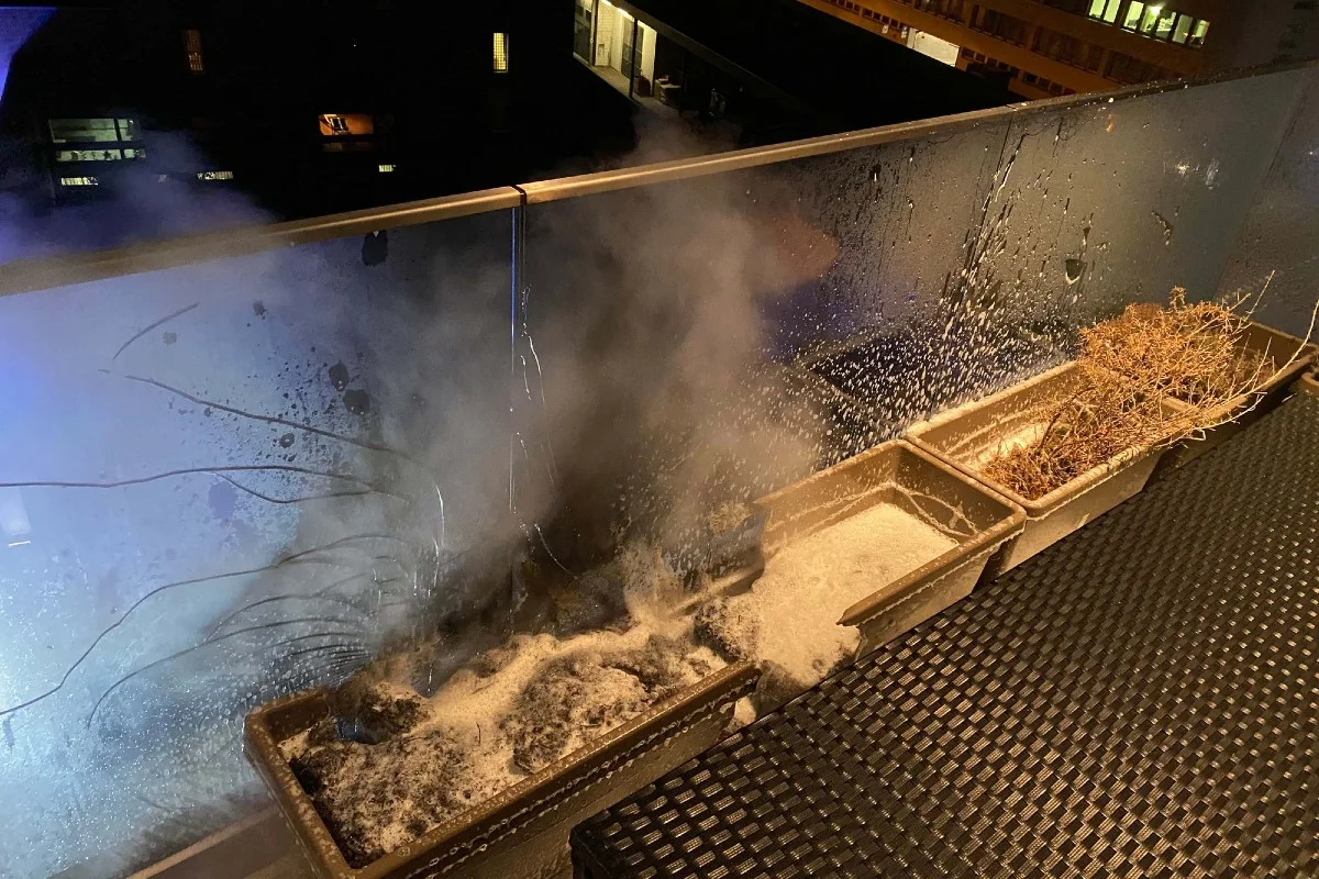 Stadt Zug - Feuer auf Terrasse durch Polizeipatrouille entdeckt und gelöscht