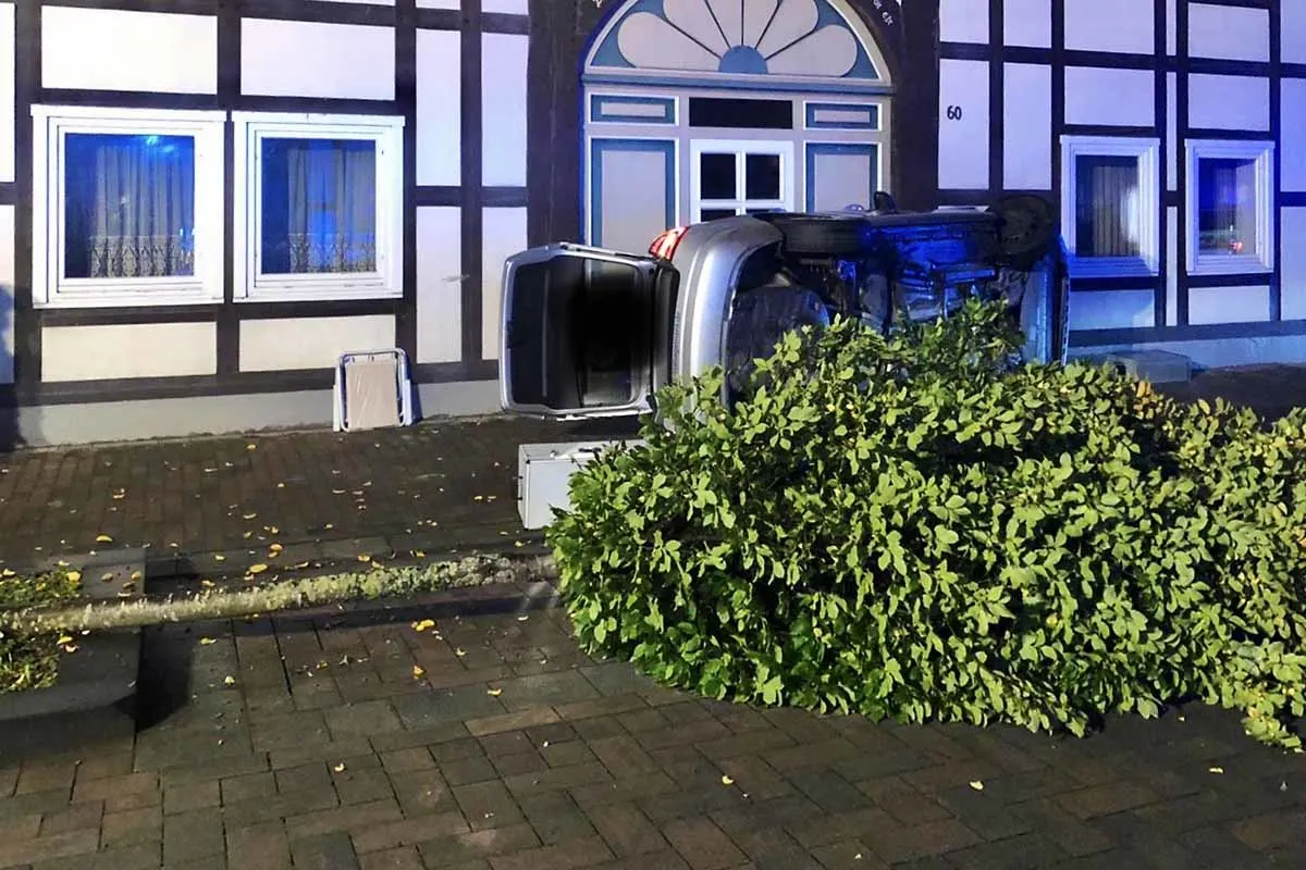 Heftiger Crash in Lügde - Autounfall gegen Baum