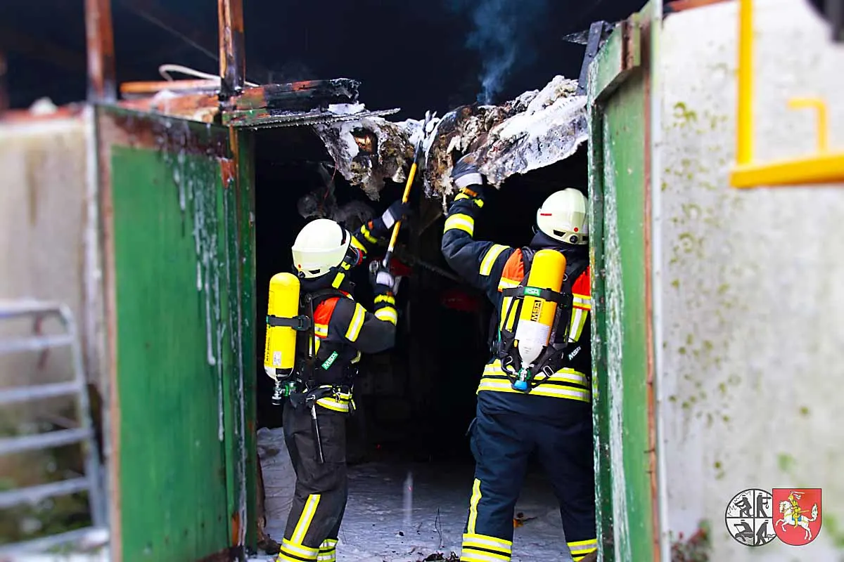  Büsum - Schwelbrand in Hühnerstall - Feuerwehr verhindert Brandausbreitung