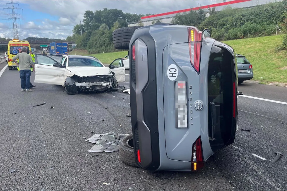 A1 / Oftringen AG - Auto kippt durch Kollision auf Seite