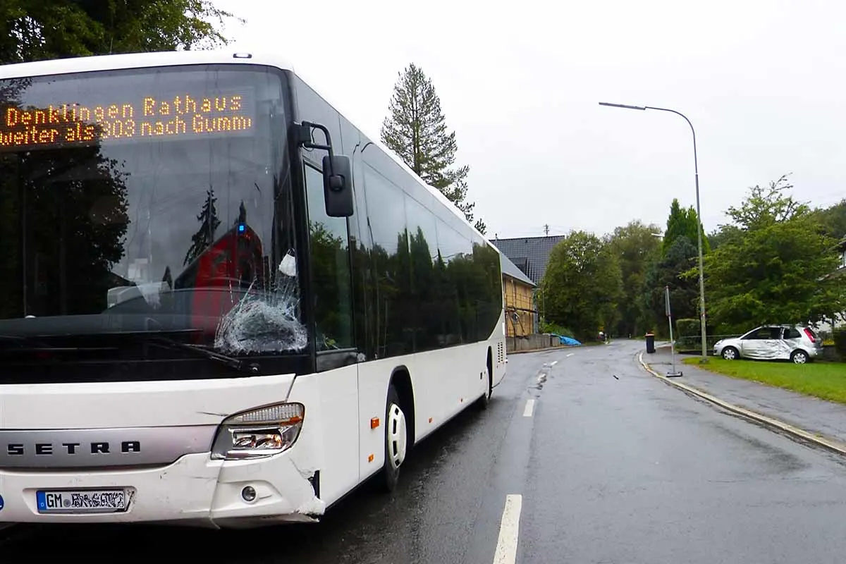 Unfall mit Schwerverletztem in Morsbach - Zusammenstoß mit Linienbus