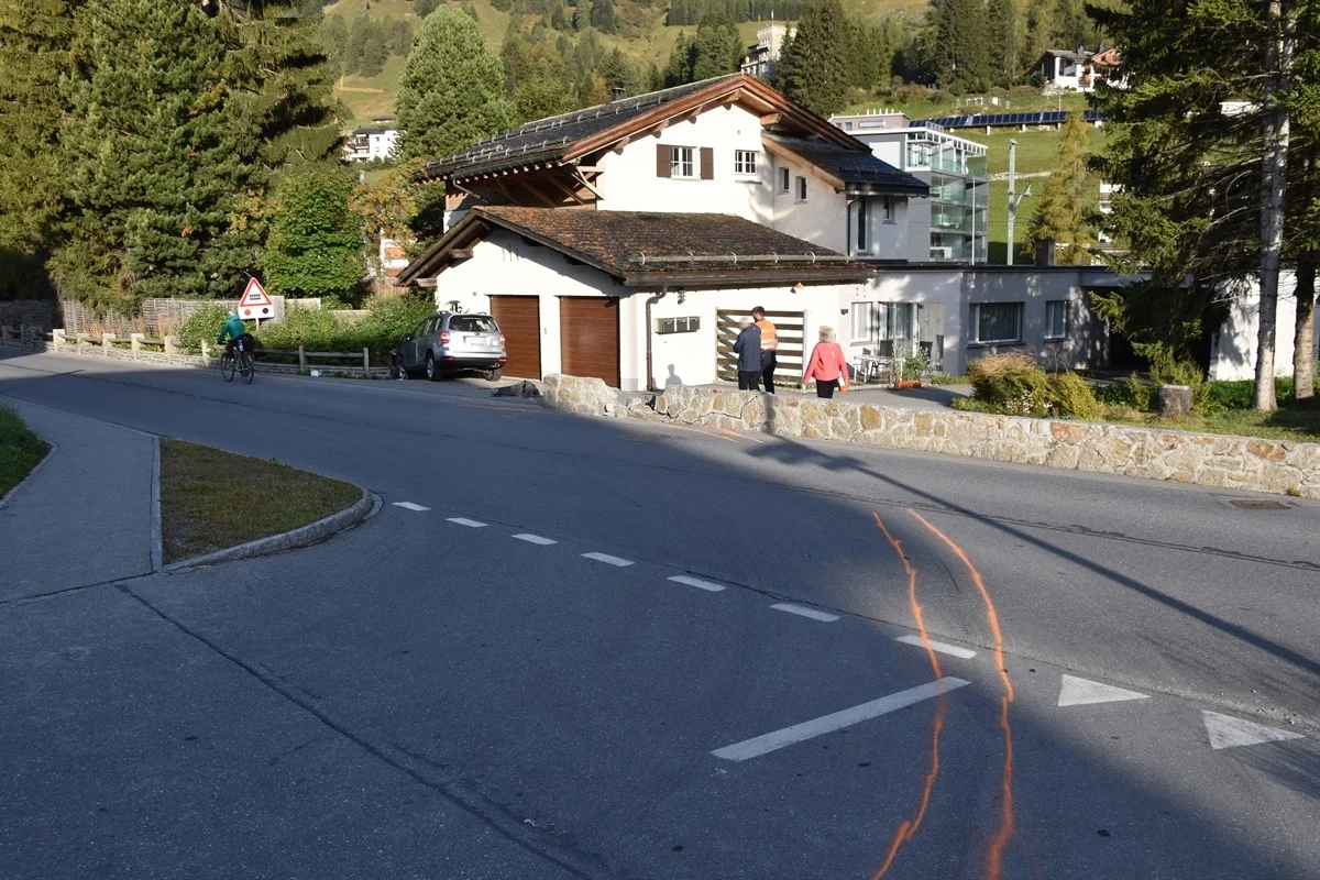 Unfall in Davos Dorf - Auto landet in Mauer