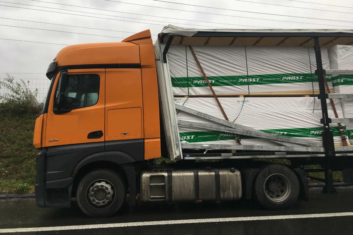 Baar ZG - Holzladung ungenügend gesichert