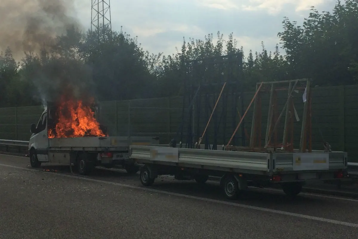 Oberentfelden/A1 AG - Lieferwagen brennt aus!