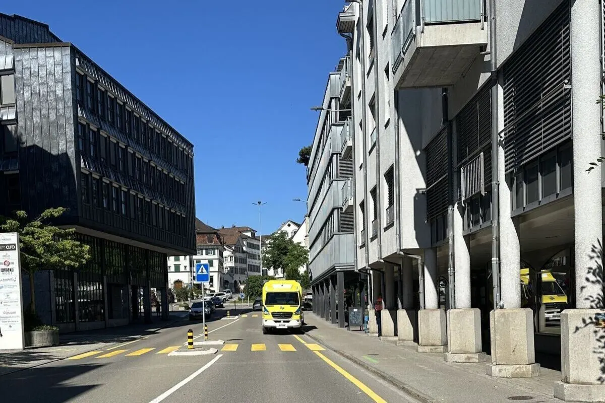 Unfall in Herisau AR – Velofahrer kollidiert mit Fussgängerin