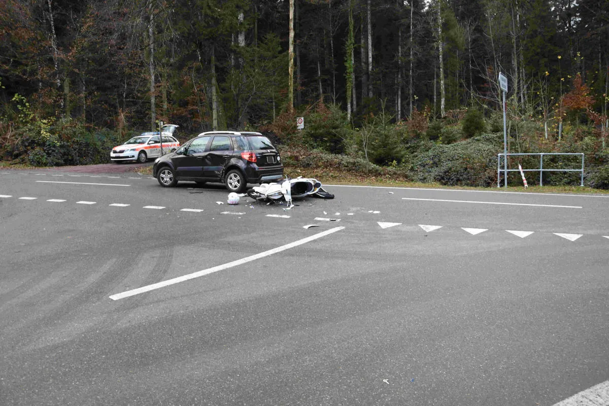 Unfall in Engelburg SG – Rollerfahrerin bei Kollision verletzt