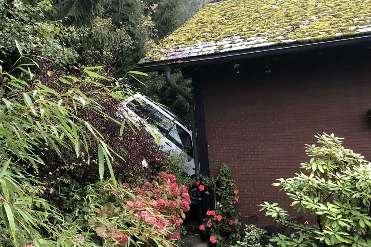 Unfall Weggis LU - Subaru Forerster fährt über Böschung und prallt gegen Wohnhaus!