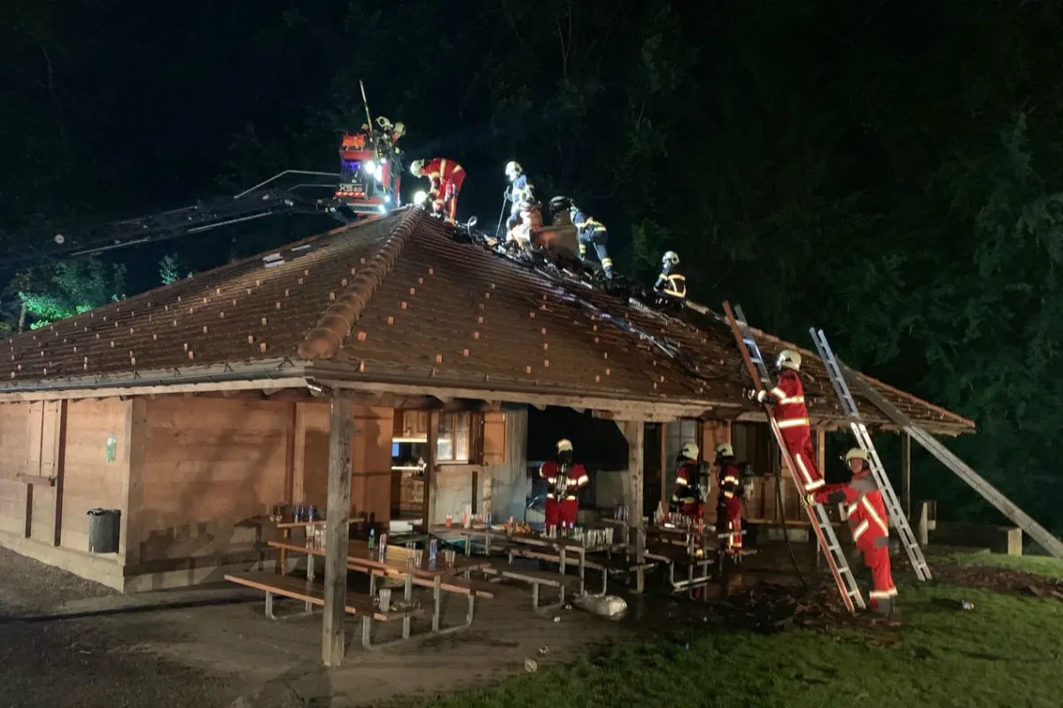 Beinwil am See AG - Waldhütte in Brand geraten