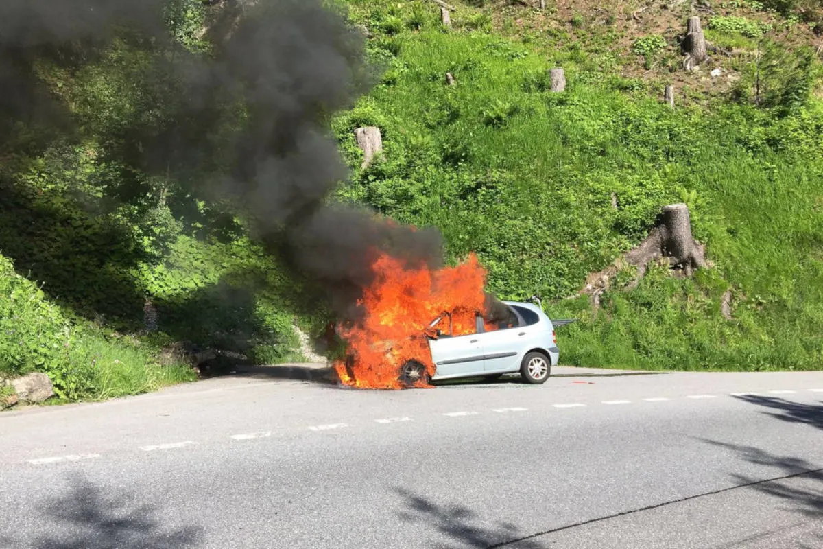 Klosters GR - Fahrzeug komplett ausgebrannt