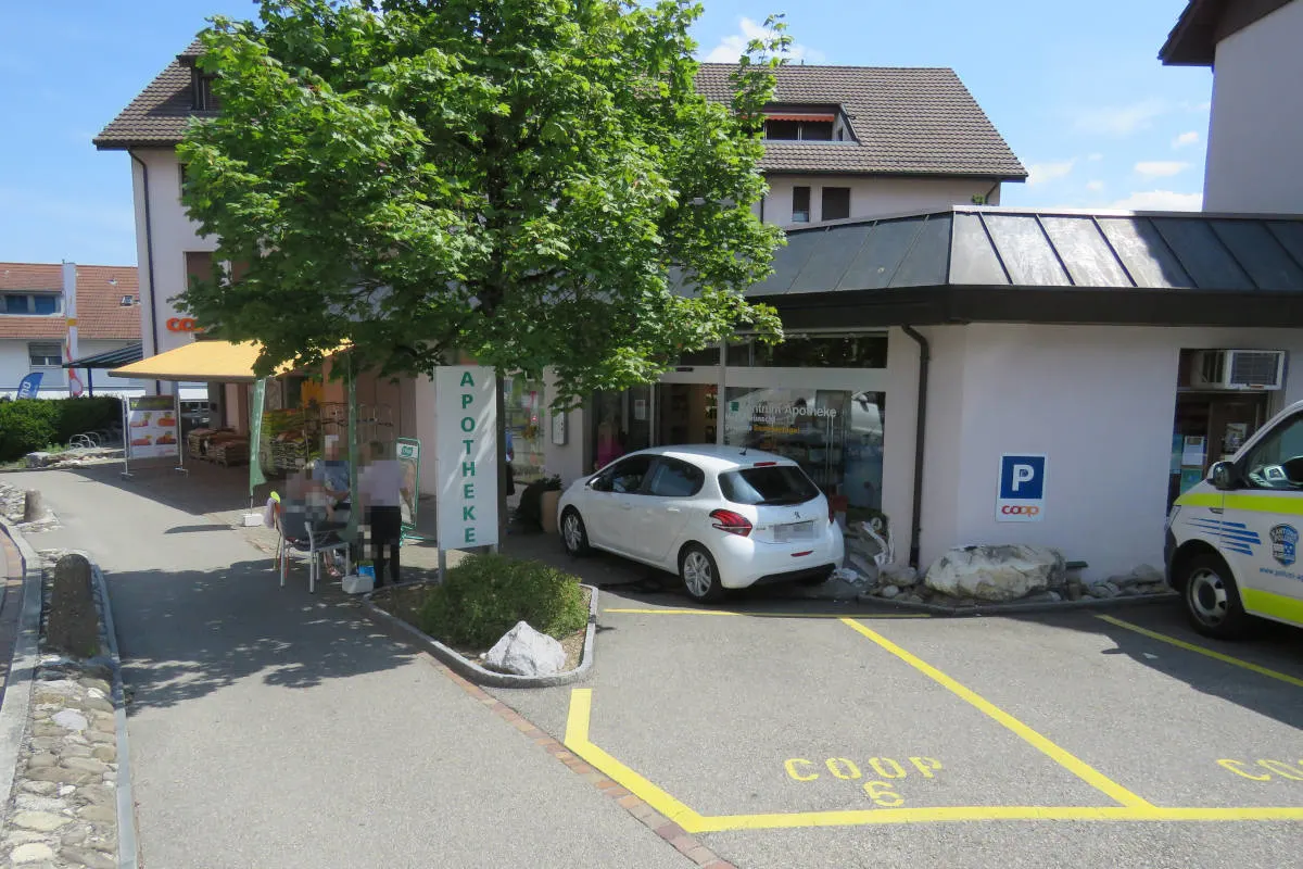 Seon AG - Auto prallt in Verkaufsgeschäft