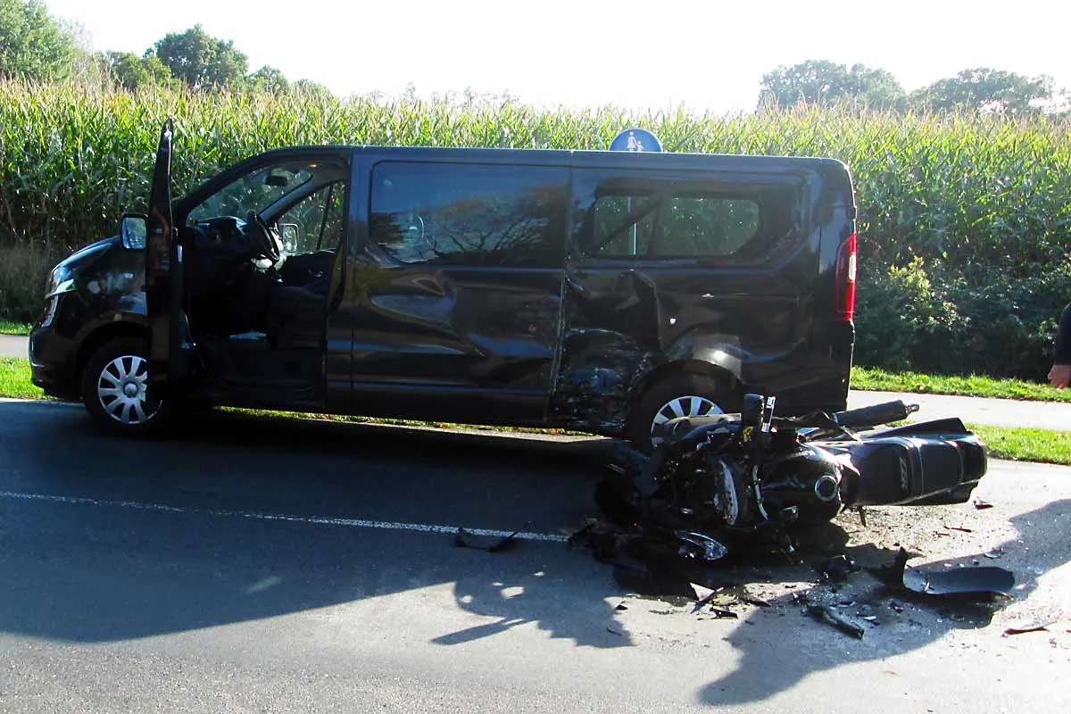 Zwei Schwerverletzte in Vreschen-Bokel - Schwerer Motorradunfall 