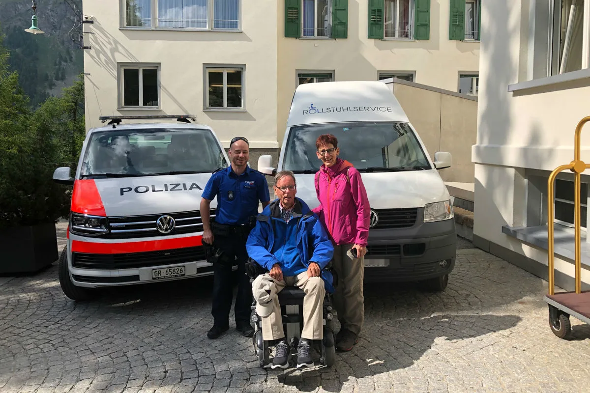 Samedan GR - Kantonspolizei Graubünden hilft Rollstuhlfahrer