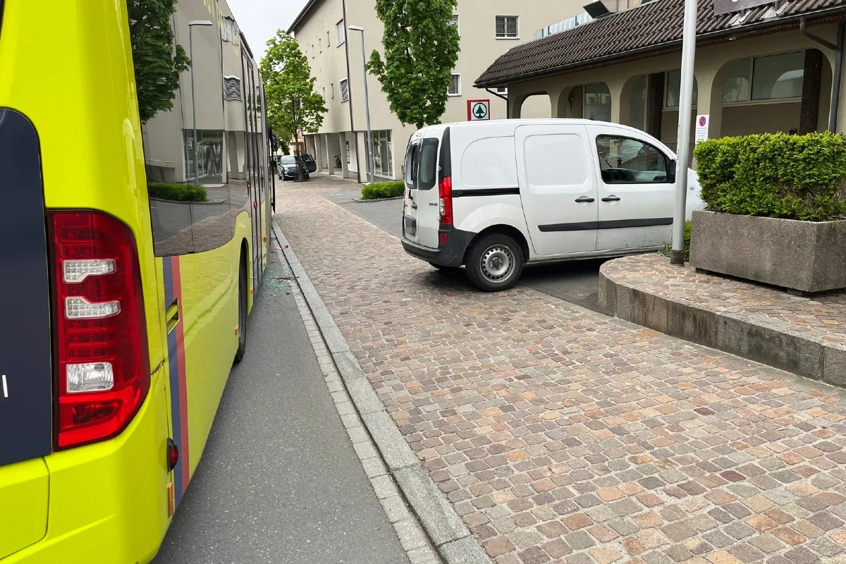 Eschen FL - Auto fuhr gegen Linienbus