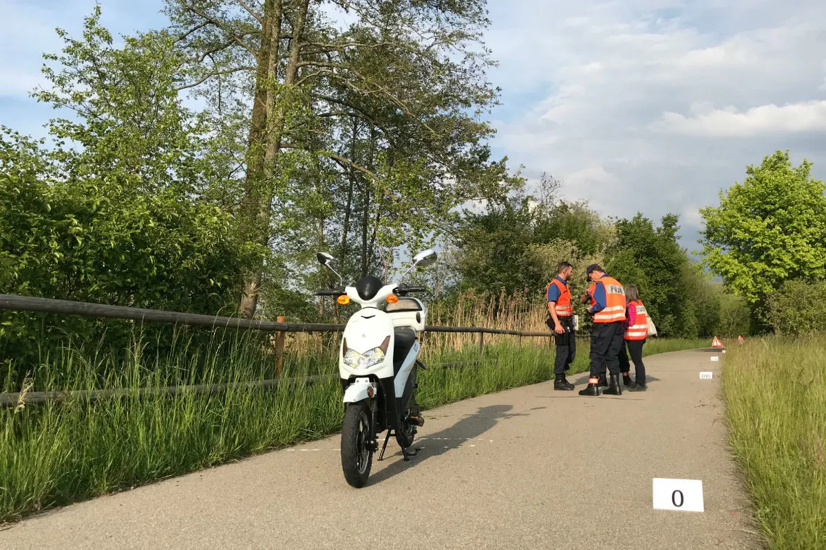 Neerach ZH - E-Mofafahrer bei Selbstunfall verletzt